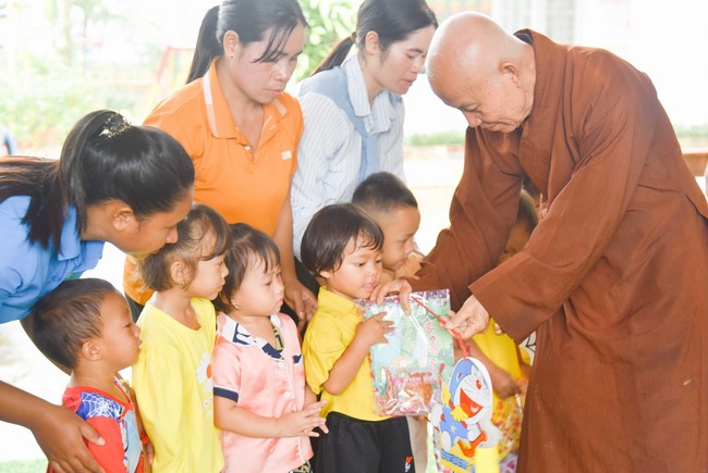 Ban Từ thiện: Tặng quà Trung Thu cho các em học sinh ở Đắk Som, Đăk Nông